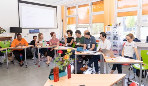 as Bild zeigt mehrere Personen in einem Raum, während eines Workshops. 