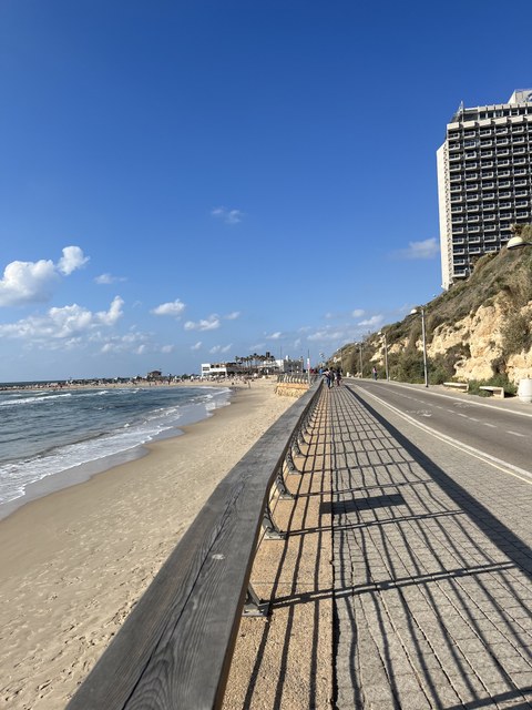 Foto einer Strandpromenade
