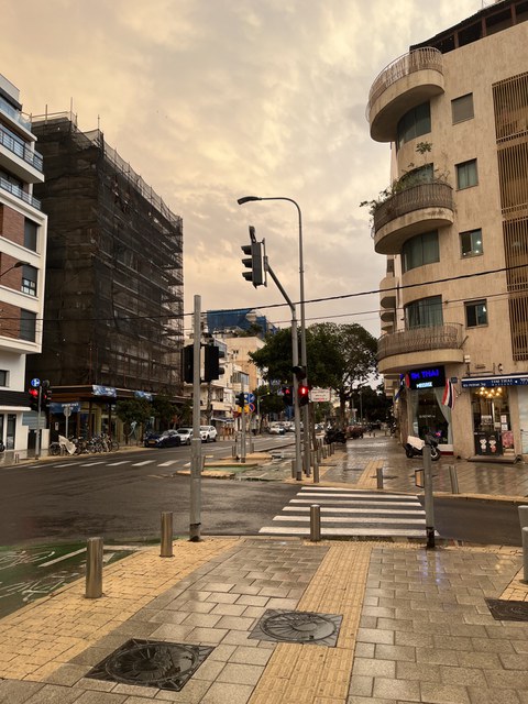 Foto einer belebten Kreuzung im leichten Regen.