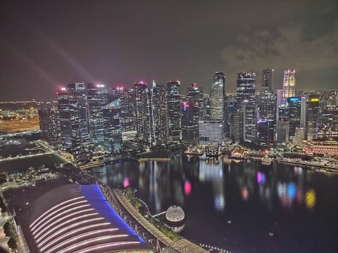 beleuchtete Hochhäuser bei Nacht