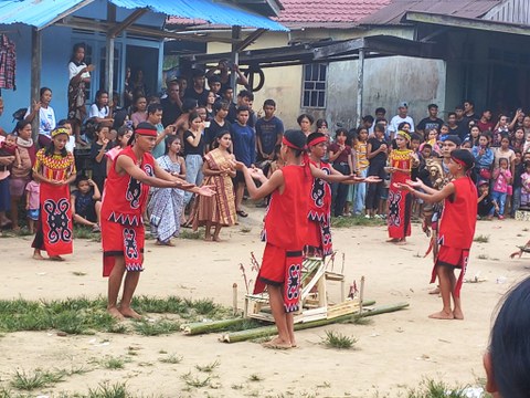 Das Bild zeigt einen Ausschnitt eines indonesischen Erntefestes in Borneo.