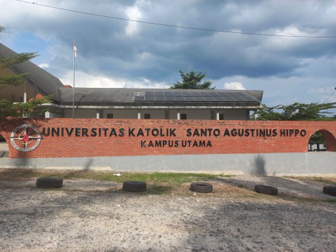 Auf dem Bild sieht man die indonesische Universität "Universitas St. Agustin Hippo".