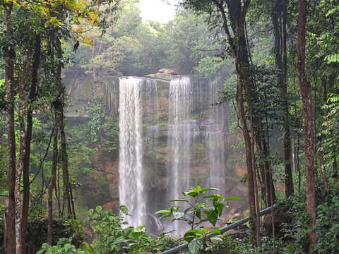 Auf dem Bild sieht man einen Wasserfall in Borneo, Indonesien.