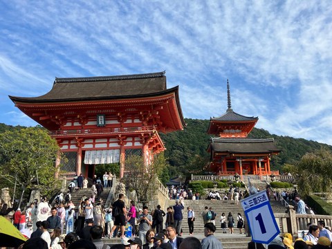 Auf dem Bild ist ein japanischer Tempel zu sehen