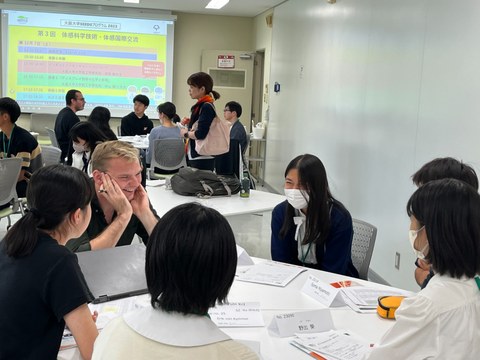 Das Foto zeigt ein Seminar in einer japanischen Universität.