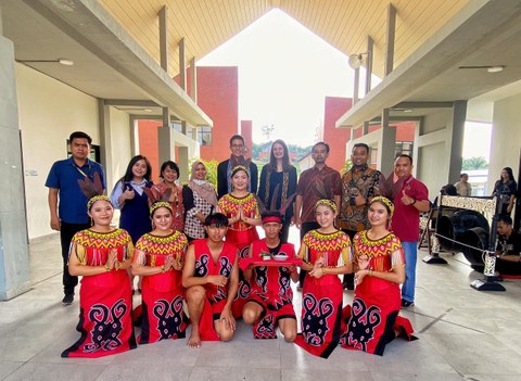 Bild einer Gruppe indonesischer Menschen in traditionellen roten Gewändern
