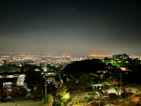 Blick über die Stadt Kobe bei Nacht.