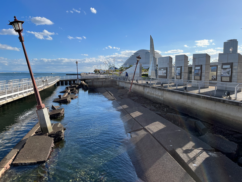 Zu sehen ist ein Hafen, der als eine Gedenkstätte an ein Erdbeben erinnert.