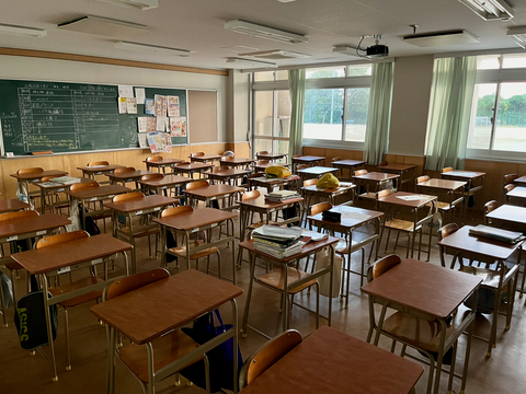 Das Bild zeigt ein leeres Klassenzimmer einer japanischen Schule