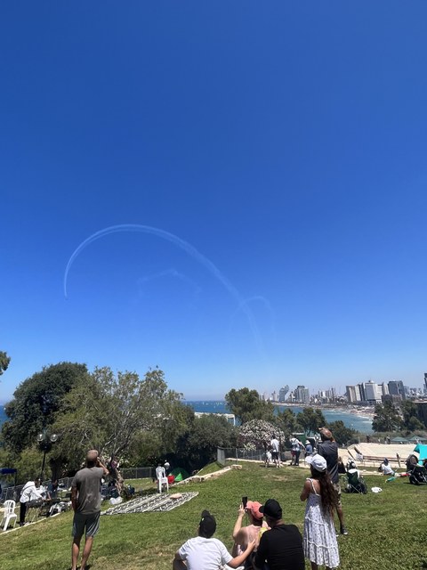 Foto eines gut besuchten Parks und strahlend blauem Himmel.