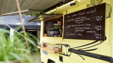 Foto eines gelben Foodtrucks
