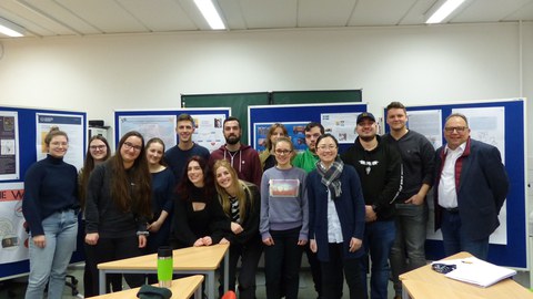 Foto: Gruppenbild von 15 Personen in einem Seminarraum.