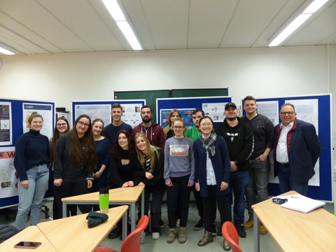 Foto: Gruppenbild von 15 Personen in einem Seminarraum.