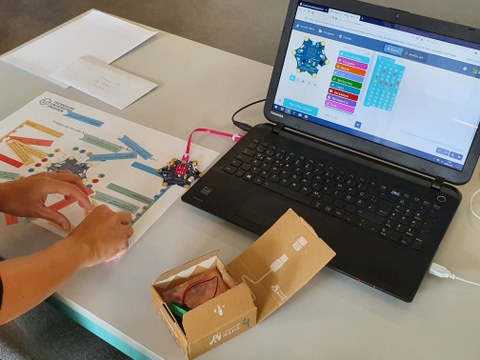 Foto: Laptop und Unterrichtsmaterialien auf einem Tisch