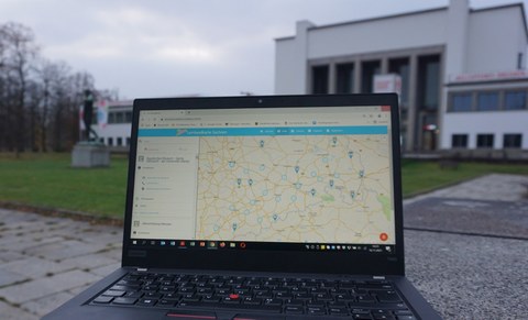 Foto: Laptop auf dessen Bildschirm eine Landkarte zu sehen ist.
