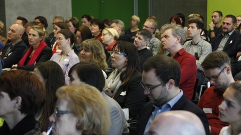 Bild eines voll besetzten Seminarraumes im Gebäude der Fakultät Informatik der TU Dresden. Die Sitzenden hören augenscheinlich einem Vortrag zu.