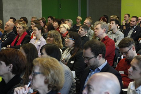 Bild eines voll besetzten Seminarraumes im Gebäude der Fakultät Informatik der TU Dresden. Die Sitzenden hören augenscheinlich einem Vortrag zu.