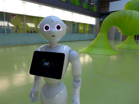 Bild eines Roboters, der im Foyer des Gebäudes der Fakultät Informatik der TU Dresdens steht.