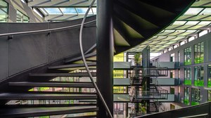 Bild einer Wendeltreppe im Gebäude der Fakultät Informatik der TU Dresden