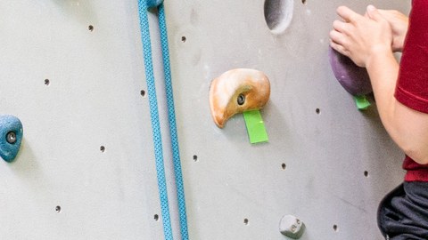 Foto: Detailaufnahme einer Kletterwand