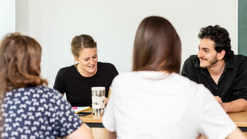 Foto: vier junge Menschen diskutieren