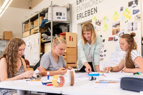 Foto von vier Frauen, die in einer Bastelwerkstatt der TU Dresden arbeiten.