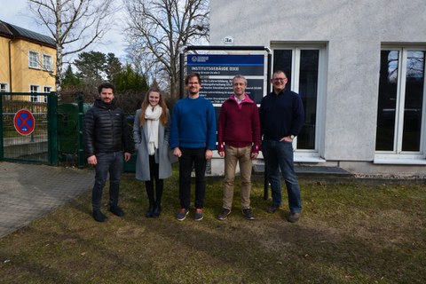 Gruppenfoto: 5 Personen vor Institutsgebäude der TUD