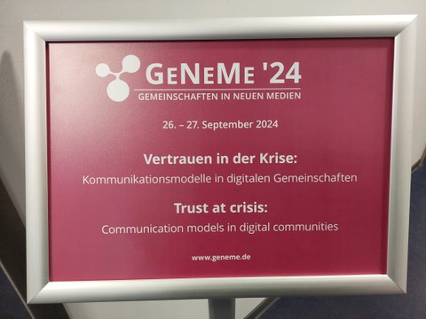 Aufsteller mit rotem Hintergrund der den Namen der Veranstaltung zeigt: "GeNeMe'24"