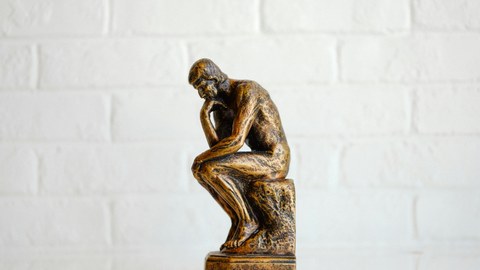 Foto einer Figur, die einen Mann in nachdenkender Pose zeigt.