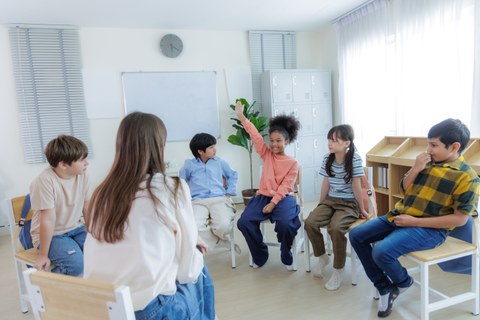 Grundschüler beim Lernen in der Klassendiskussion