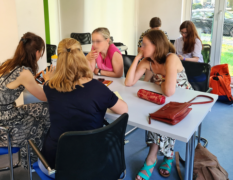 Fotos von vier Frauen, die zusammen an einem Tisch sitzen und miteinander arbeiten.