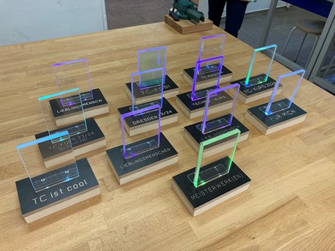 Beleuchtete Werkstücke aus Holz, die Teilnehmende eines Technik7Computer Kurses gefertigt haben.