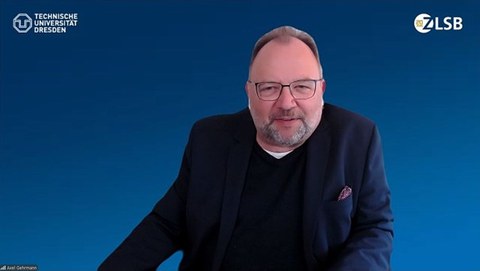 Kacheln einer Person während einer Videokonferenz
