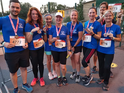 Beide Teams im Zielbereich des Rudolf-Harbig-Stadions: v.l.n.r. Malte Krone, Gesine Seymer, Mirjam Koerber, Kerstin Döllmann, Isabell Gall, Karen Wittig, Felix Schilk und Peggy Germer