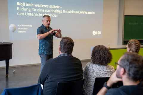 Mann hält Vortrag