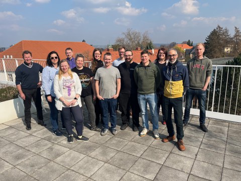 Gruppenbild mit ca. 15 Personen auf einer Dachterrasse