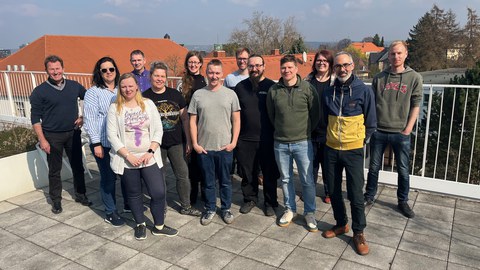 Gruppenbild mit ca. 15 Personen auf einer Dachterrasse