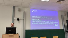 Mann hält Vortrag in einem Seminarraum