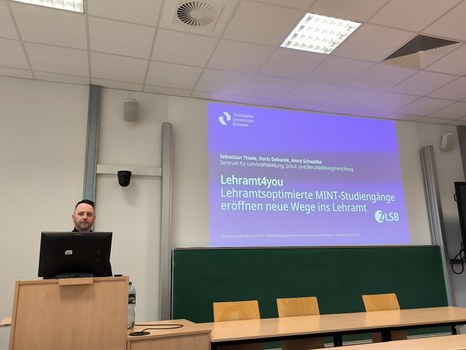 Mann hält Vortrag in einem Seminarraum
