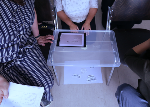 Plastikbox mit IPad darüber, das gerade einen Legefilm filmt