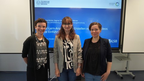 Drei Frauen in der Gruppe vor Startfolie einer Präsentation