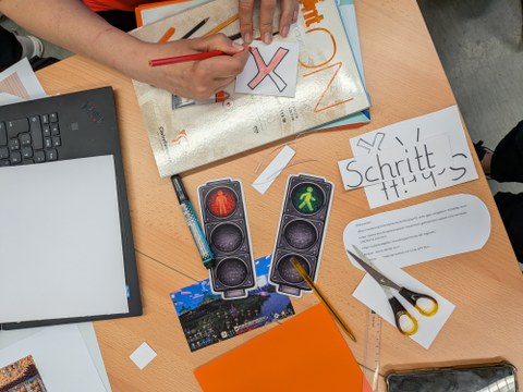 Materialien zur Medienproduktion auf einem Tisch verteilt