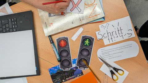 Materialien zur Medienproduktion auf einem Tisch verteilt
