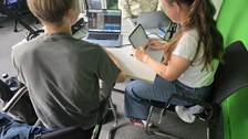 Seminarteilnehmer bei der Podcastaufnahme