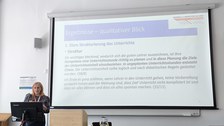 Frau hält Vortrag im Seminarraum