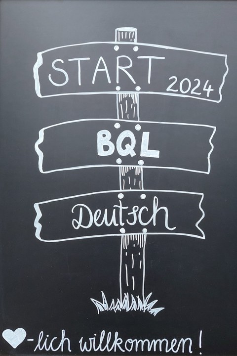 Tafel, worauf geschrieben steht: "Start BQL Deutsch 2024"