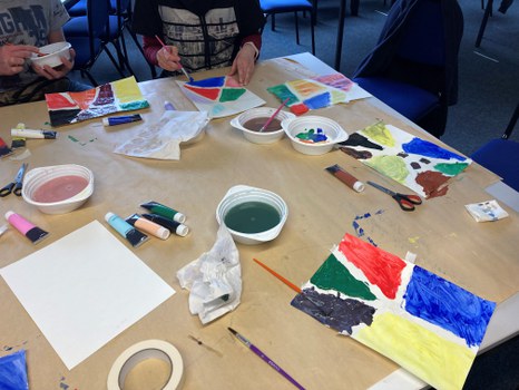 Tisch mit Bastel- und Malutensilien