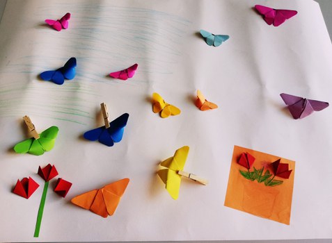 Selbstgebastelte bunte Papp-Schmetterlinge