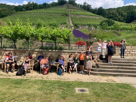 Gruppenbild am Fuße eines Weinberges