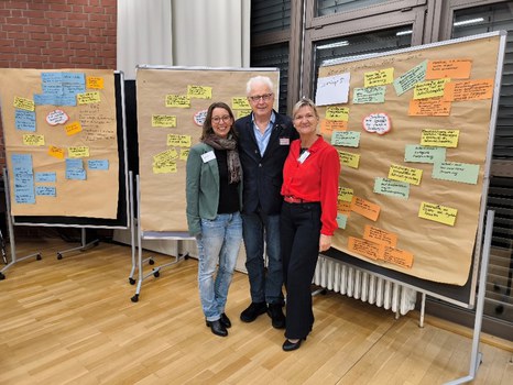 Gruppenbild mit drei Personen
